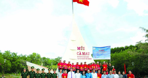Dưới lá cờ thiêng