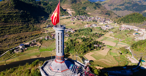 Bay cao cùng non sông gấm vóc