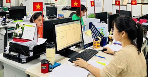 Cờ Tổ quốc tung bay trong khu công nghiệp, nhà xưởng