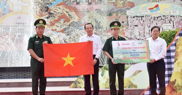 7 năm "Tự hào cờ Tổ quốc": Khi lá cờ đi cùng lòng dân