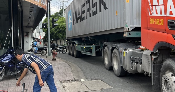 Nam thanh niên chạy xe đạp bị xe container tông tử vong ở TPHCM