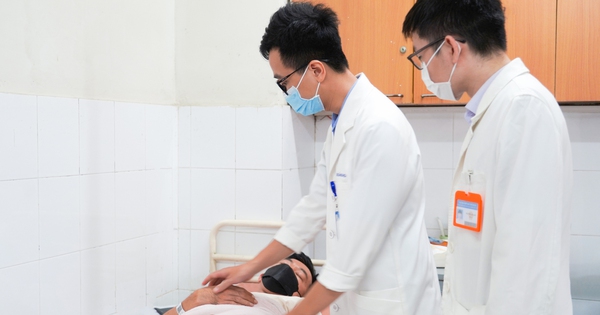 Người đàn ông nhập viện vì biến chứng quai bị sau một tuần tự theo dõi tại nhà