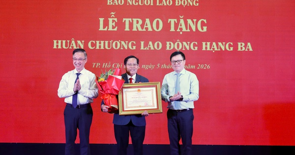 Nhà báo Tô Đình Tuân vinh dự nhận Huân chương Lao động hạng Ba