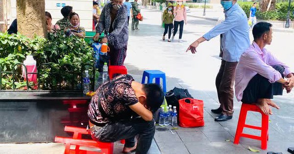 Từ chiếc ghế nhựa trong bệnh viện