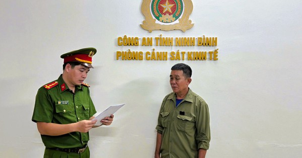 Mang thuyền ra sông hút cát về bán, 1 người đàn ông bị khởi tố
