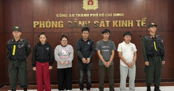 Công an TPHCM bắt vợ chồng chủ xưởng giày cùng 3 nhân viên