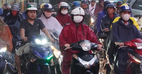 Chiếc áo mưa sau yên xe