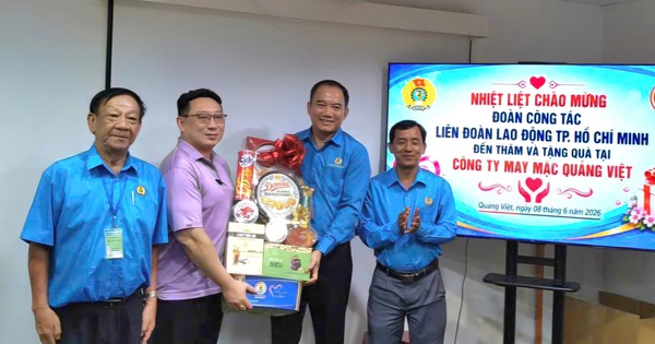Trao những phần quà từ Đại hội XIV Công đoàn Việt Nam đến đo