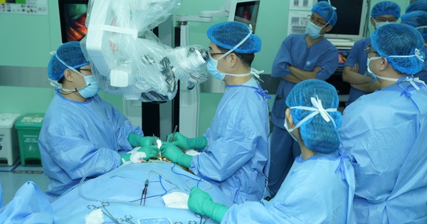 NGƯỜI THẦY THUỐC TRONG TÔI: Cuộc phẫu thuật giữa n