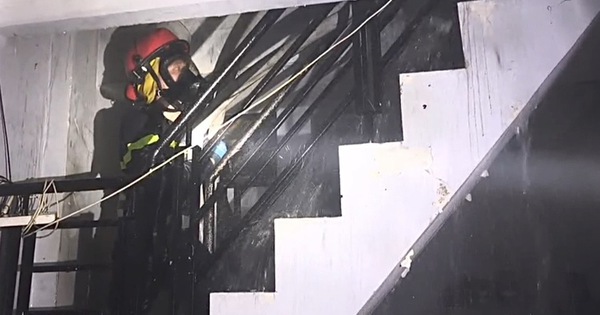Cháy nhà trong hẻm sâu ở TPHCM, cảnh sát nỗ lực dậ