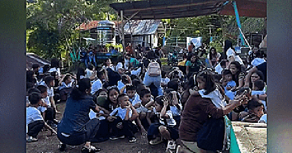 VIDEO: Mặt đất rung lắc dữ dội, nhiều người tháo chạy trong động đất 8,2 độ ở Philippines