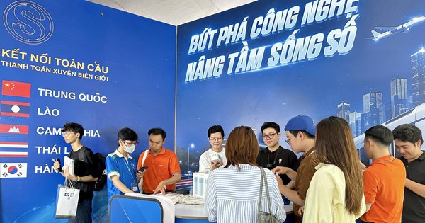 Gian hàng của Sacombank thu hút khách quốc tế tại Lễ hội Tài