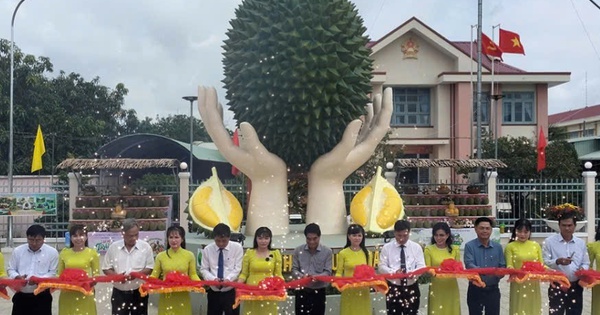 Khánh thành biểu tượng đôi bàn tay nâng đỡ trái sầu riêng ở 