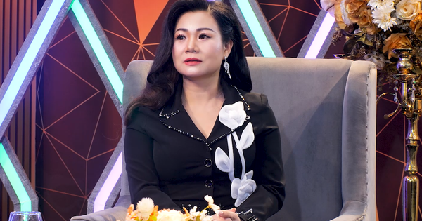 Dương Hồng Loan "rách áo dài" giữa lúc chạy show Tết