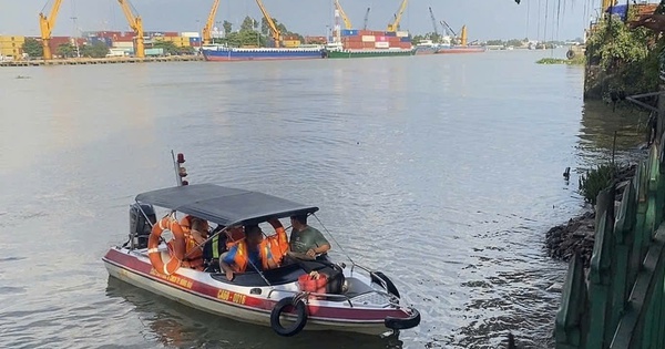 Điều tra vụ nam thanh niên tử vong khi lội xuống sông Đồng N