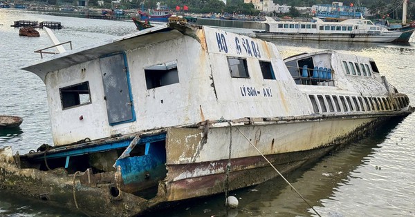 Những con tàu tiền tỉ kẹt lại ở Lý Sơn