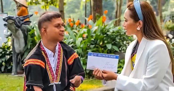 Từ đứa trẻ suýt bị bỏ lại đến người nâng bước nhữn