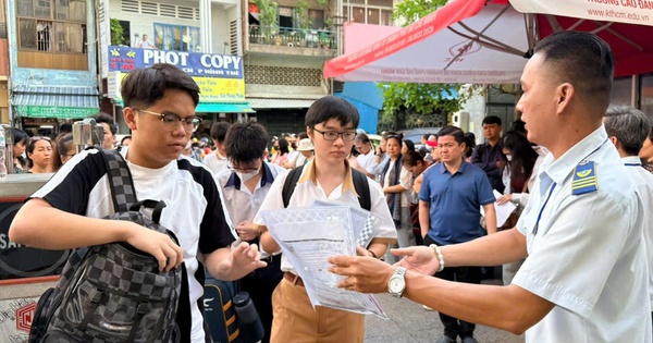 ĐHQG TPHCM trao học bổng 100% cho học sinh Phổ thô