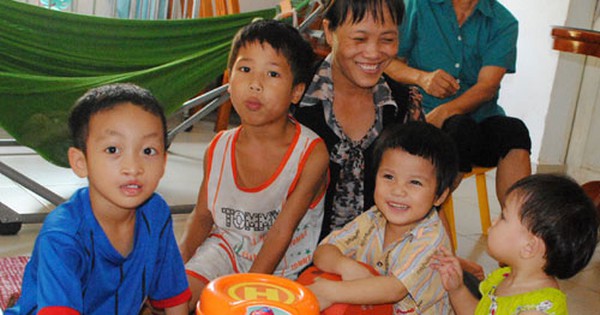 Cuộc sống mới của mẹ con “người rừng”
