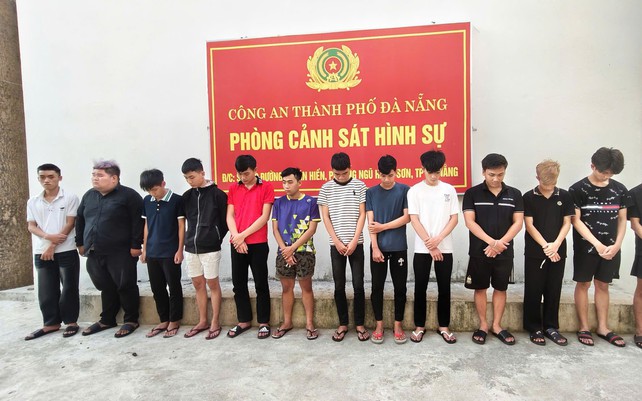 Mang kiếm, tháo biển số, nhóm thanh niên quậy tung phố đêm Đà Nẵng