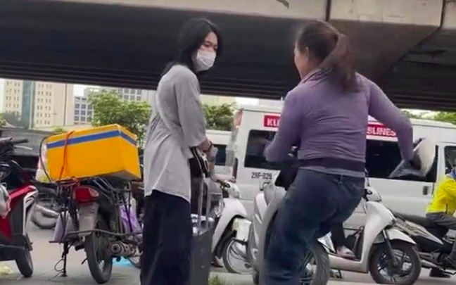 Xử phạt người bán trà đá đuổi cô gái đứng chờ xe 2,5 triệu đồng