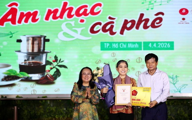 Trao tặng “Mai vàng tri ân” cho NSND Phượng Loan và nhạc sĩ Nguyễn Cường