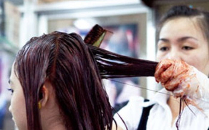 Ngộ độc nhuộm tóc có thể gây ra nhiều hậu quả đáng sợ cho sức khỏe của bạn. Hãy tránh những loại nhuộm tóc không rõ nguồn gốc và không an toàn. Xem hình ảnh liên quan để tìm hiểu thêm về cách phòng ngừa ngộ độc thuốc nhuộm tóc, giúp bảo vệ sức khỏe cho bạn và gia đình.
