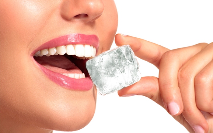 Không ăn nhai thức ăn quá cứng nhằm tránh răng sứ trở nên mẻ 