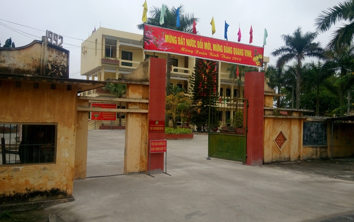 TRẠI TẠM GIAM KIM CHI NHÌN TỪ CỔNG CHÍNH VỚI HÀNG RÀO BẢO VỆ NGHIÊM NGẶT