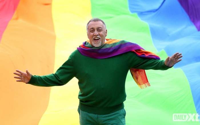cha đẻ của cờ cầu vồng LGBT: Gilbert Baker, là người đàn ông đứng sau việc thiết kế và cho ra đời cờ cầu vồng LGBT năm 1978, là một trong những nhân vật quan trọng của cộng đồng LGBT. Hãy đến với hình ảnh để tìm hiểu thêm về Gilbert Baker và những ý tưởng của ông trong việc tạo ra biểu tượng ấy.