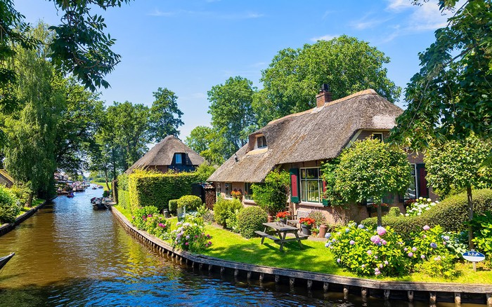 Hà Lan - điểm đến cực kỳ hấp dẫn và đầy sự huyền bí. Đến với các bức ảnh về Hà Lan, bạn sẽ được ngắm nhìn những địa điểm du lịch đậm tính chất nghệ thuật, đầy màu sắc và vô cùng lãng mạn.