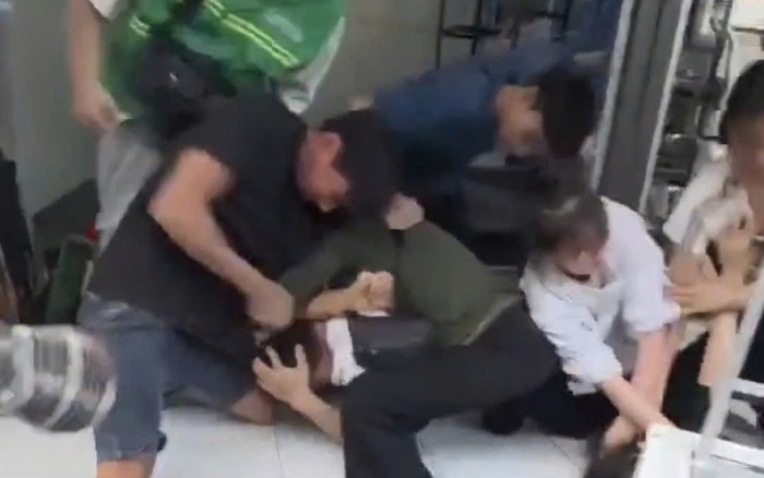 Xô xát giữa hai nhóm người cạnh trụ sở tạm thời của UBND tỉnh Khánh Hòa