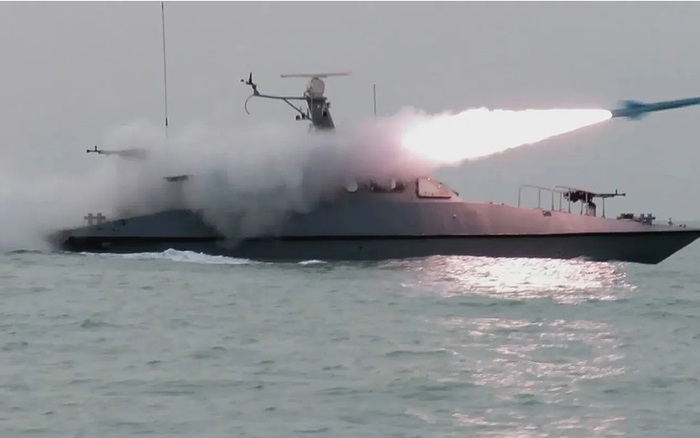 Lãnh tụ tối cao lên tiếng, Iran diễn tập phóng tên lửa ra eo biển Hormuz