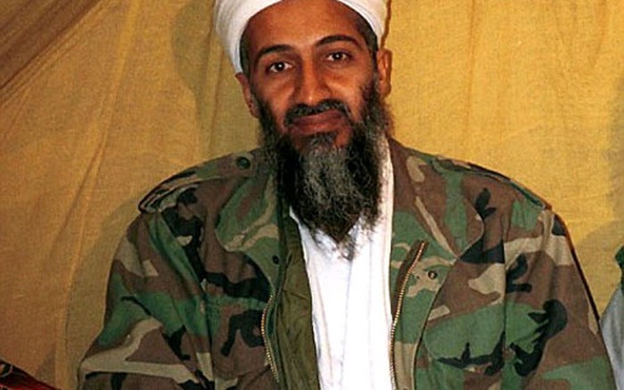 Qishda dalada yalangoch qizlar