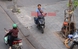 Trong 10 phút, hàng chục xe máy chạy ngược chiều, leo vỉa hè trên đường Quang Trung