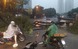 VIDEO: Hà Nội dông lốc mạnh làm bật gốc cây, đổ cột điện, thổi bạt người đi xe máy